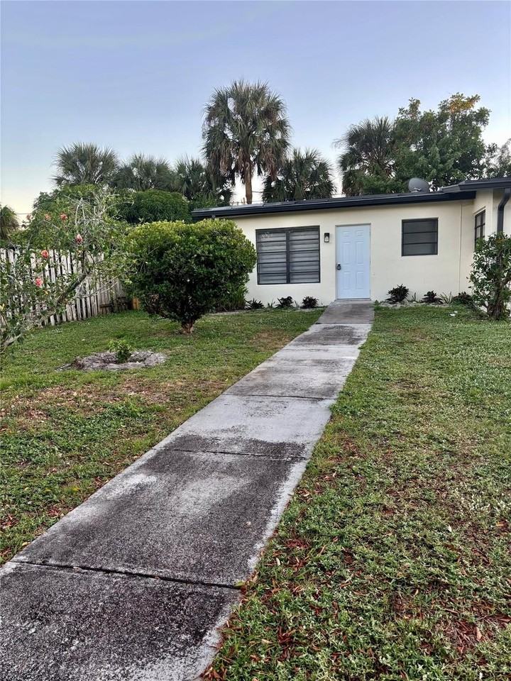 4380 Sw 11th St - Photo 3 of 18