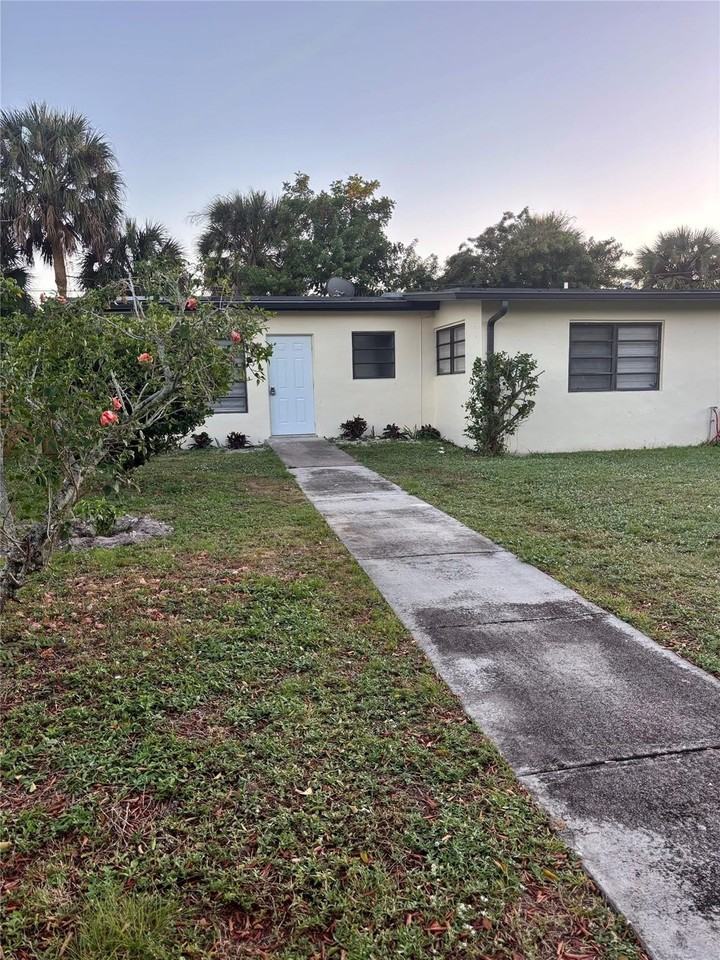 4380 Sw 11th St - Photo 4 of 18