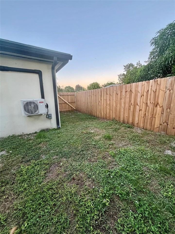 4380 Sw 11th St - Photo 6 of 18