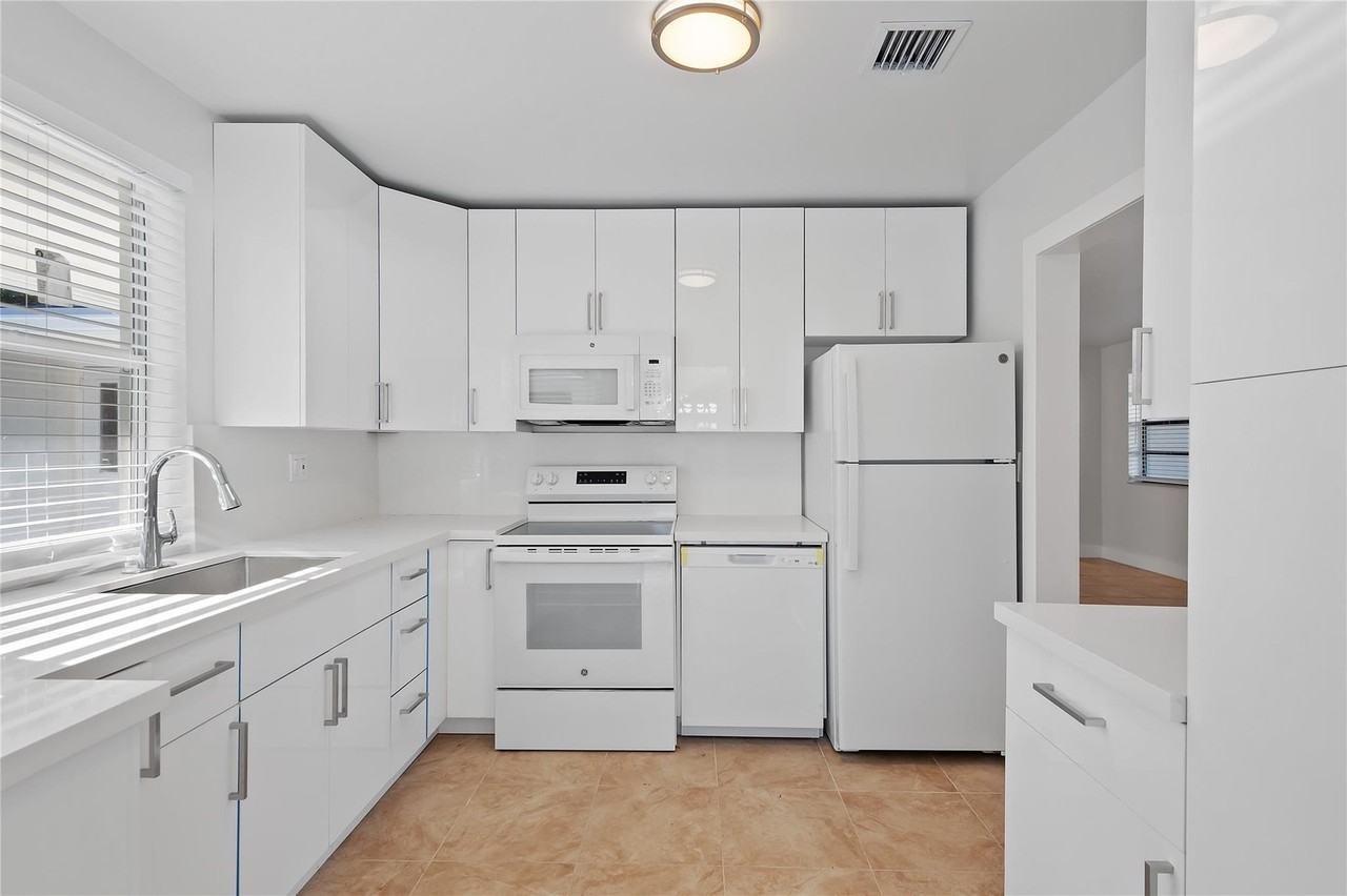 2208 Nw 63rd Ave - Photo 3 of 27