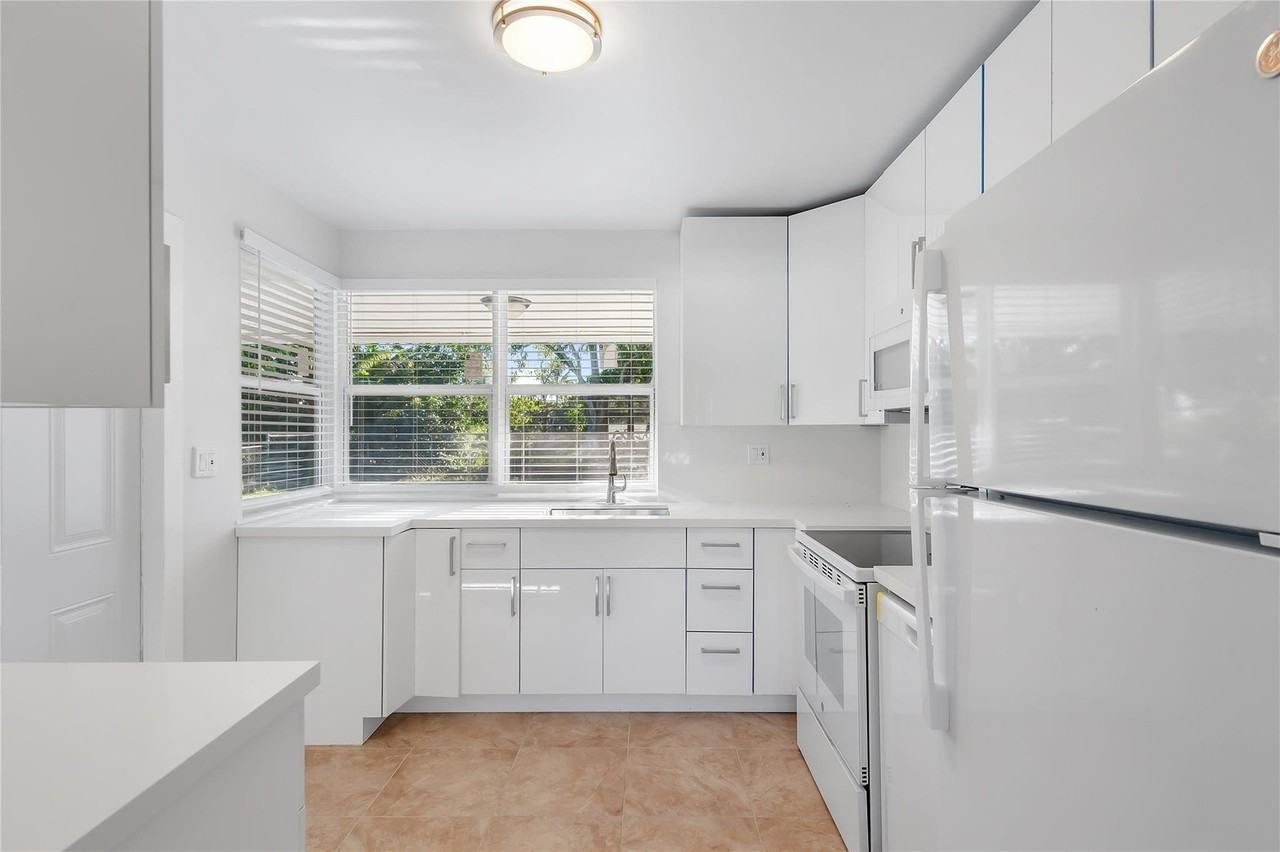 2208 Nw 63rd Ave - Photo 4 of 27