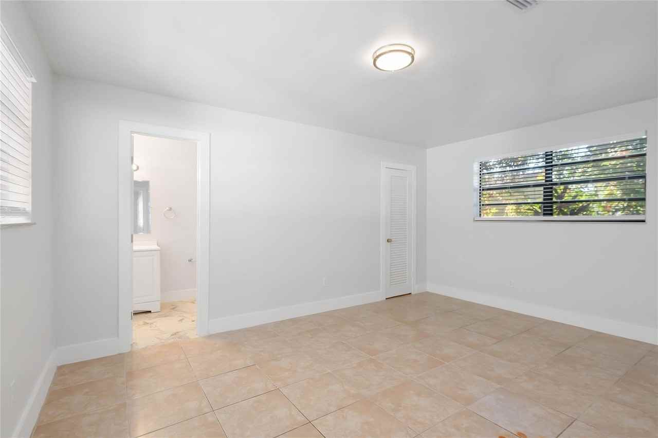 2208 Nw 63rd Ave - Photo 5 of 27