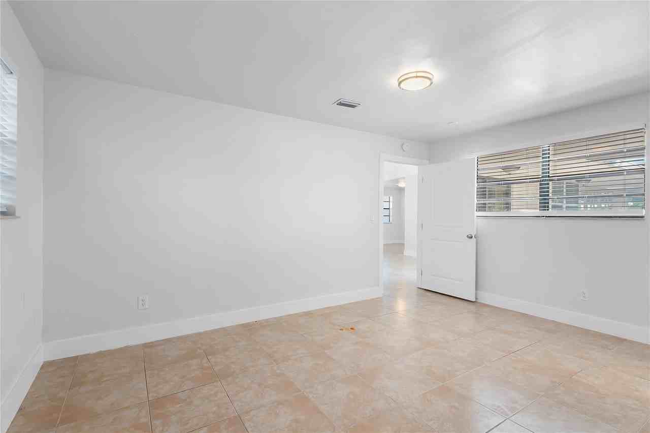 2208 Nw 63rd Ave - Photo 6 of 27