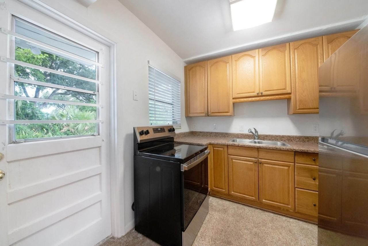 2219 W Pineridge Ct - Photo 5 of 19
