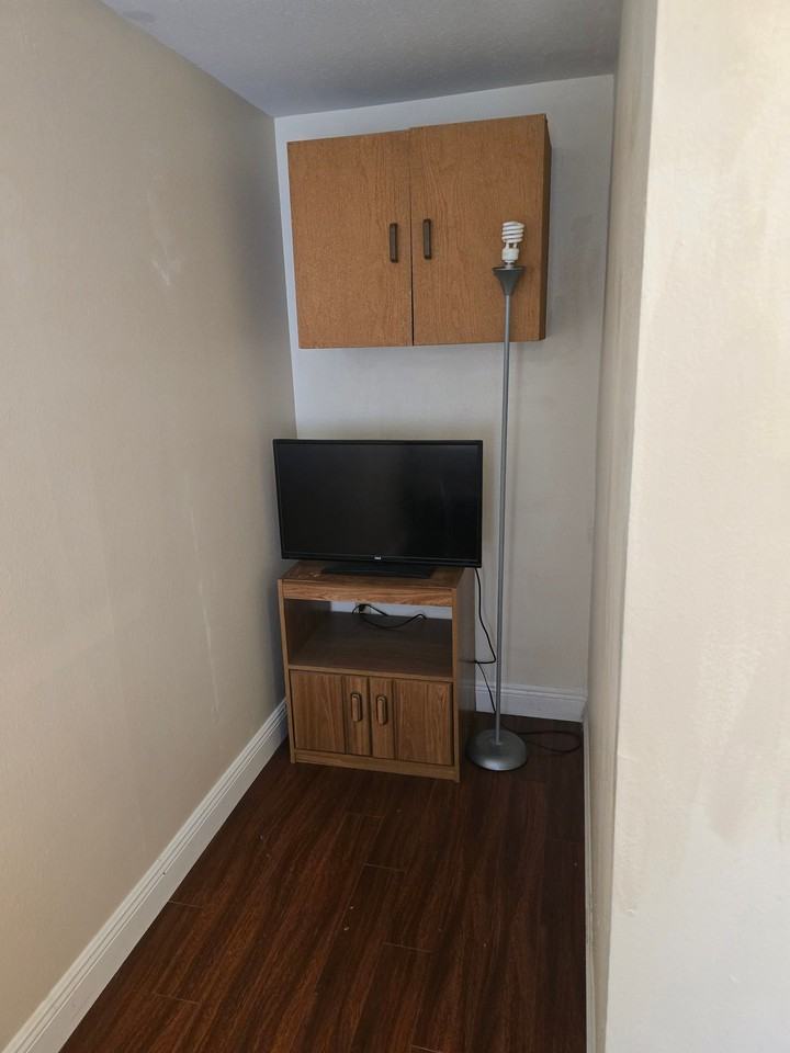 2115 Cordova Cir W - Photo 2 of 7