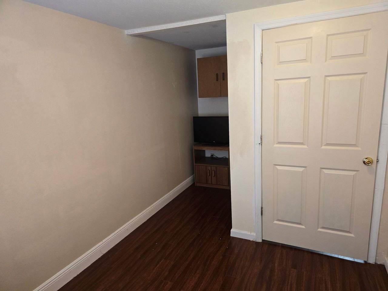 2115 Cordova Cir W - Photo 3 of 7