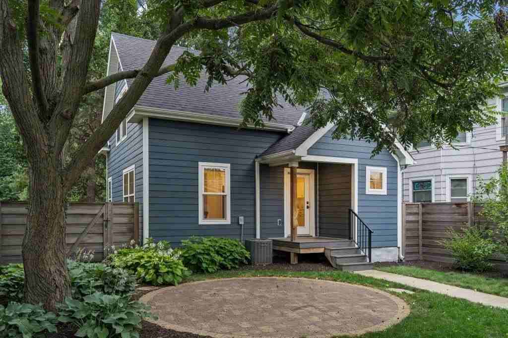 1407 Monroe St Ne - Photo 2 of 48