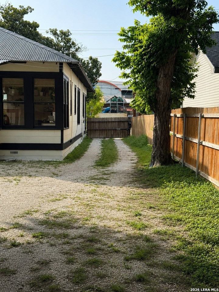 843 Cross St - Photo 5 of 20