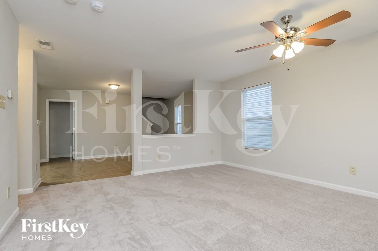 727 Skywatch Ln - Photo 3 of 15