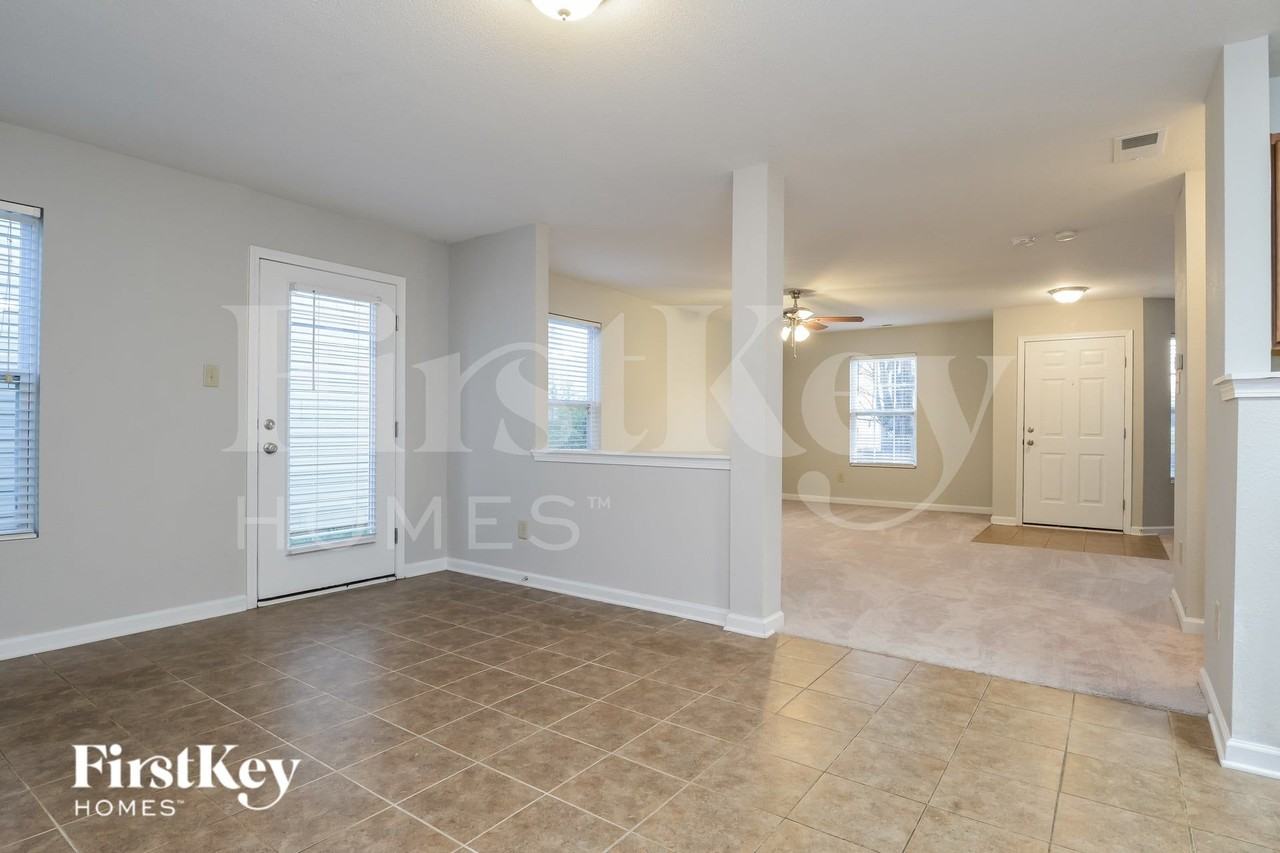 727 Skywatch Ln - Photo 4 of 15