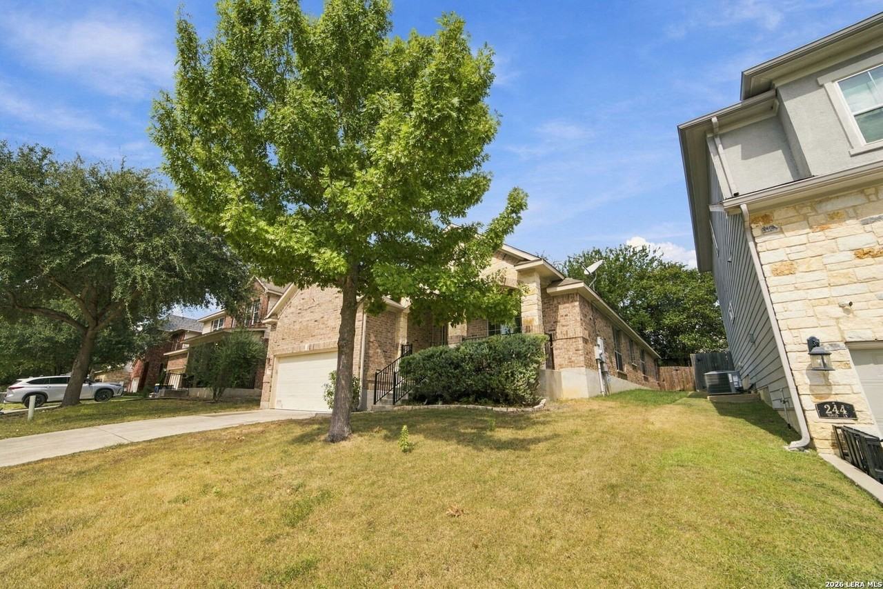 240 Nomad Ln - Photo 3 of 25