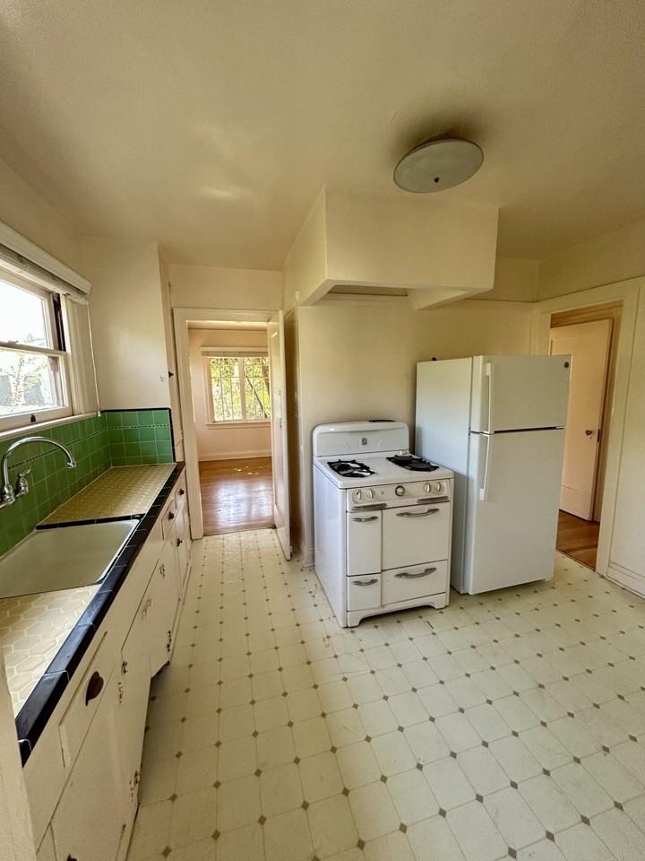 220 E Sola St #8 - Photo 5 of 10