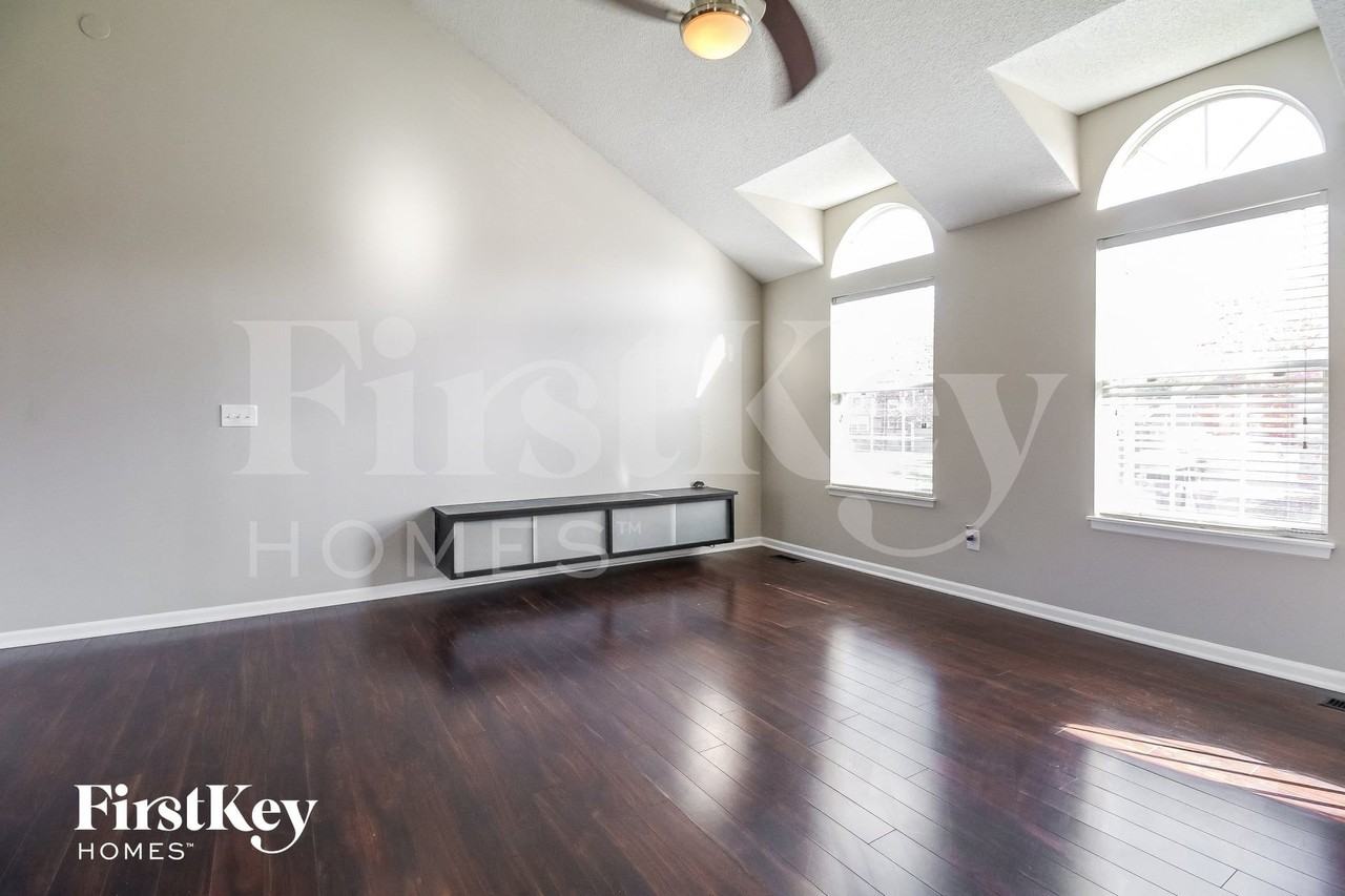 626 N Crest Dr - Photo 3 of 14