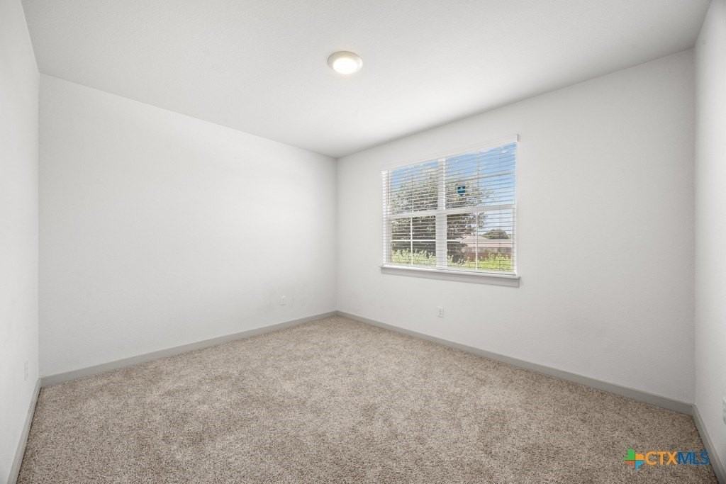 10601 Seguin St - Photo 5 of 37
