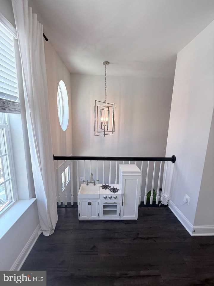 1022 Bluebells Rd - Photo 5 of 40