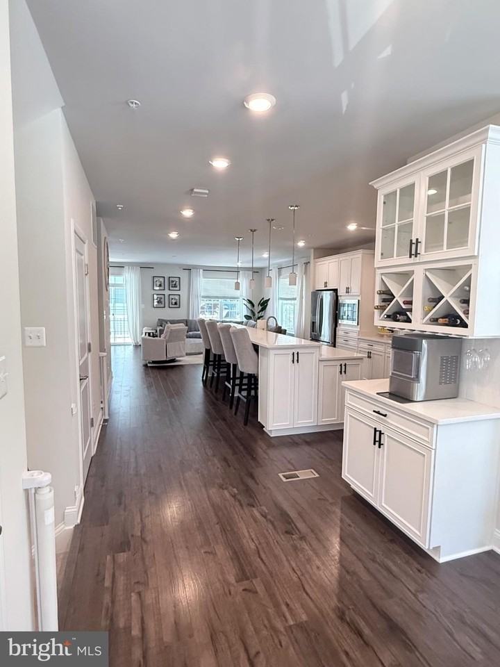 1022 Bluebells Rd - Photo 7 of 40