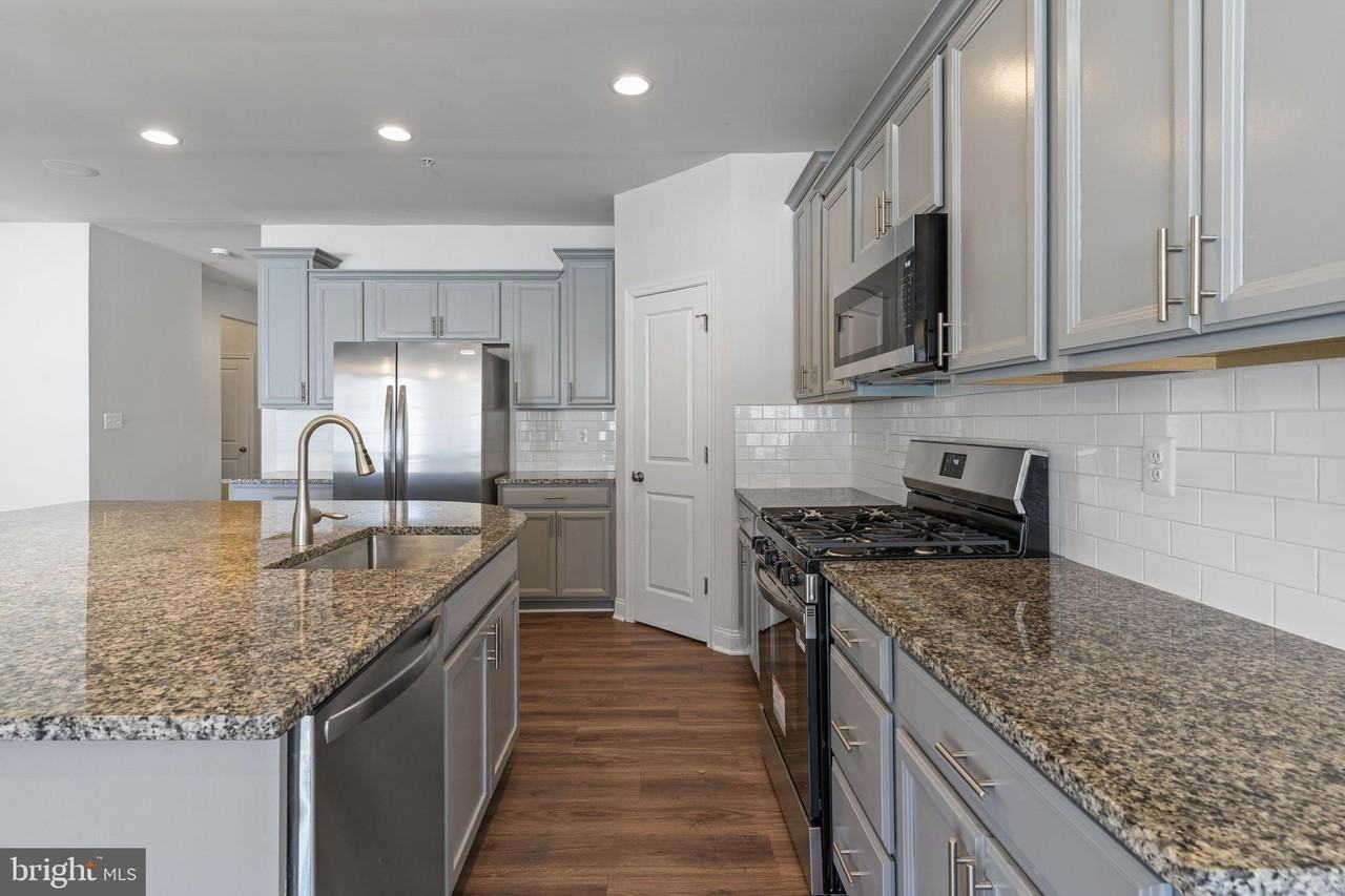 11337 Flag Ct - Photo 4 of 30