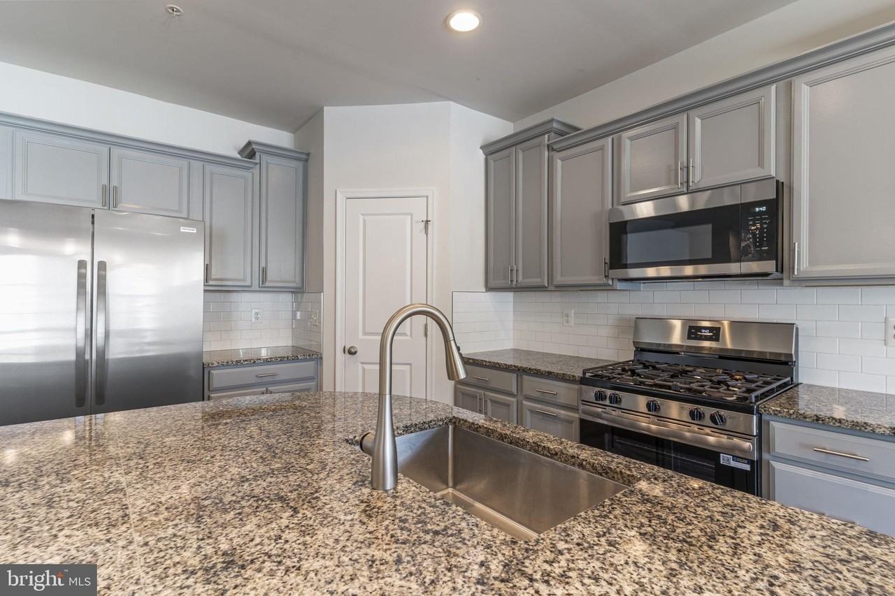 11337 Flag Ct - Photo 5 of 30