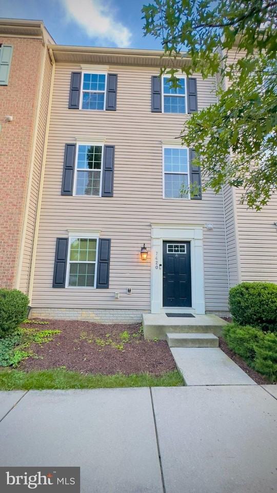 7420 Singers Way - Photo 3 of 36