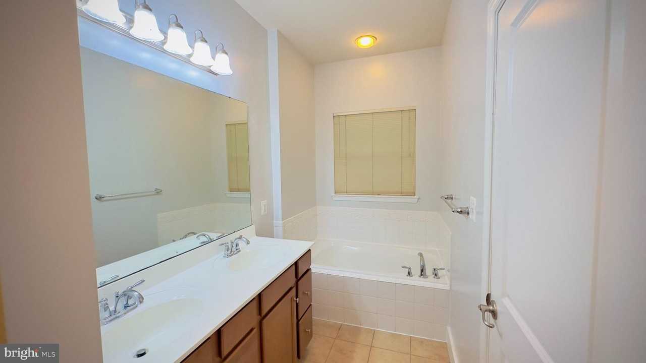 7420 Singers Way - Photo 7 of 36