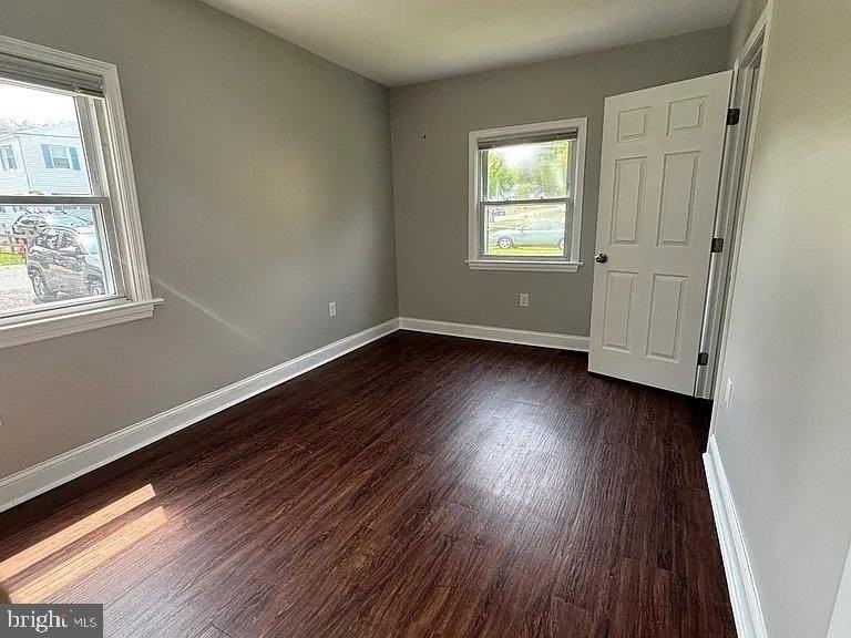 9940 Naylor Ave - Photo 6 of 14