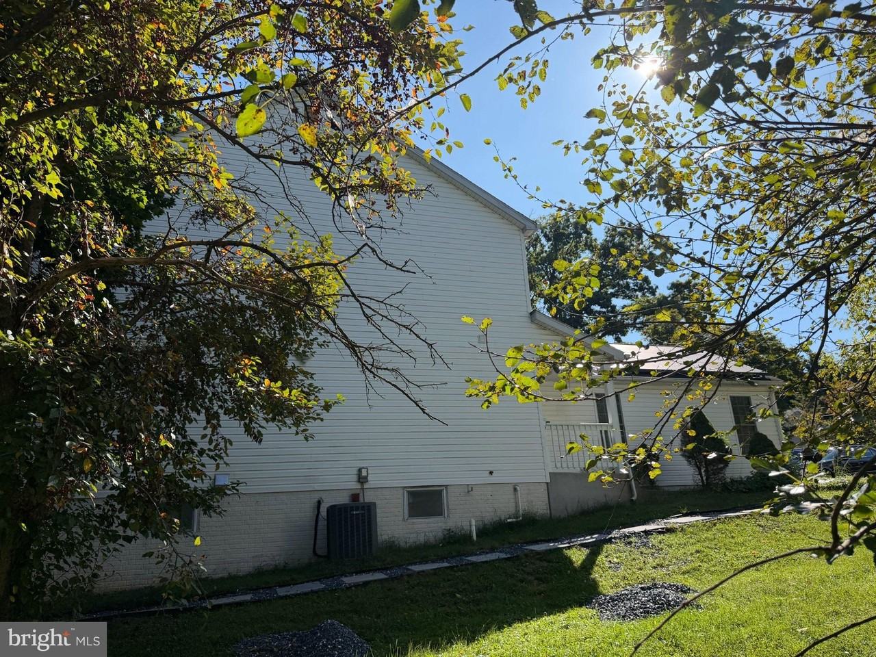 712 Hollywood Ave - Photo 5 of 33
