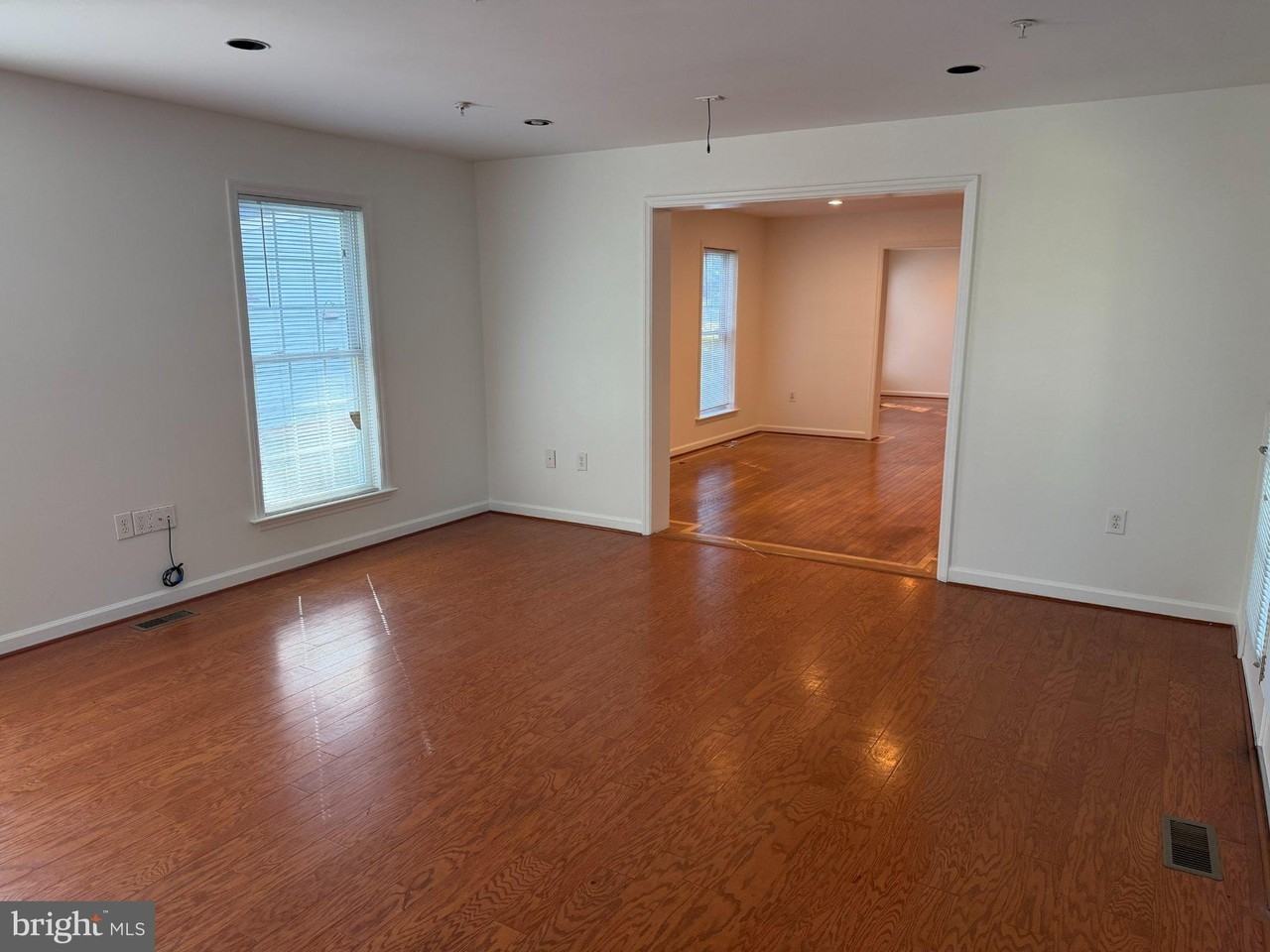 712 Hollywood Ave - Photo 7 of 33