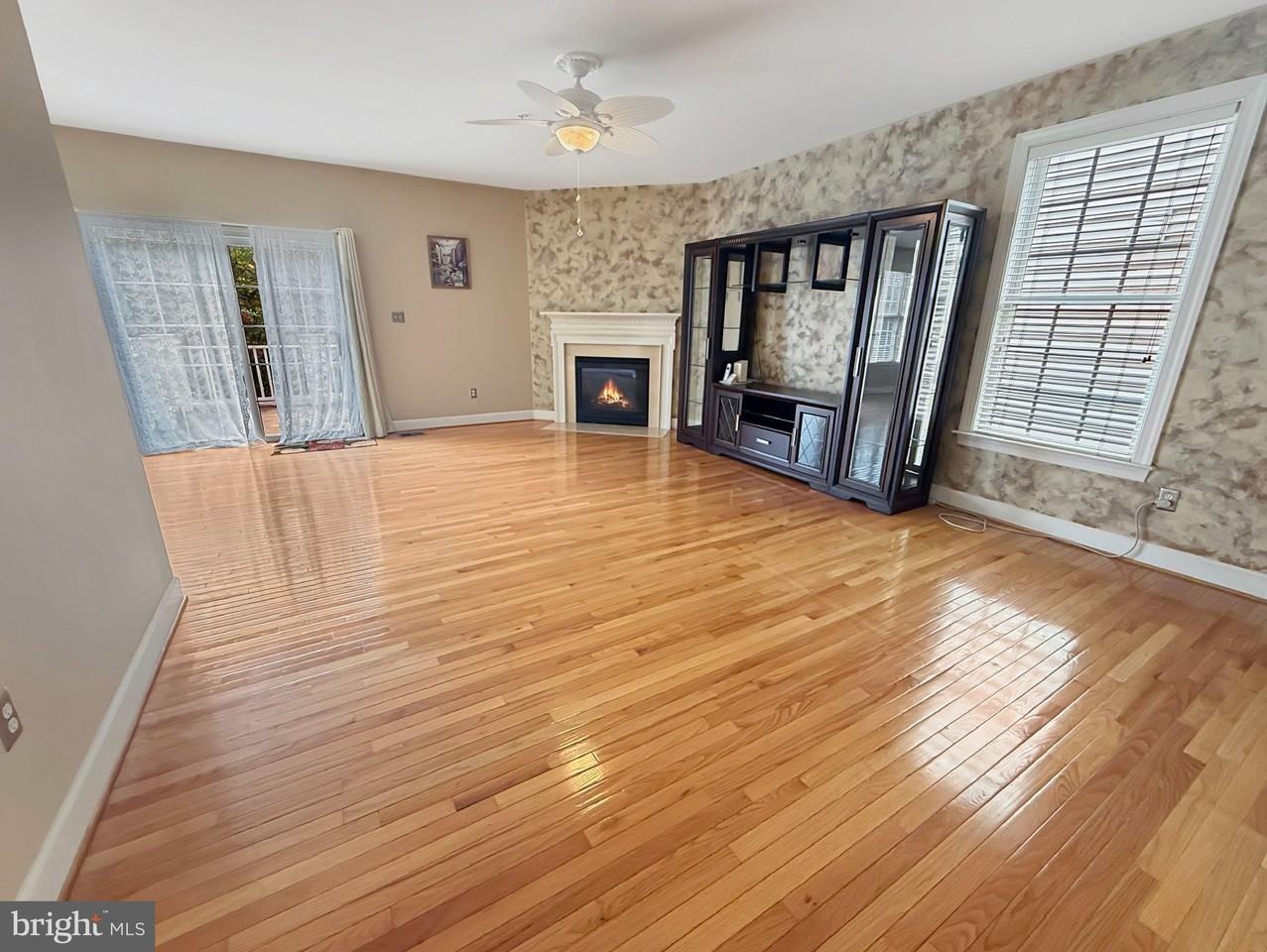 817 Royal Cres - Photo 2 of 28