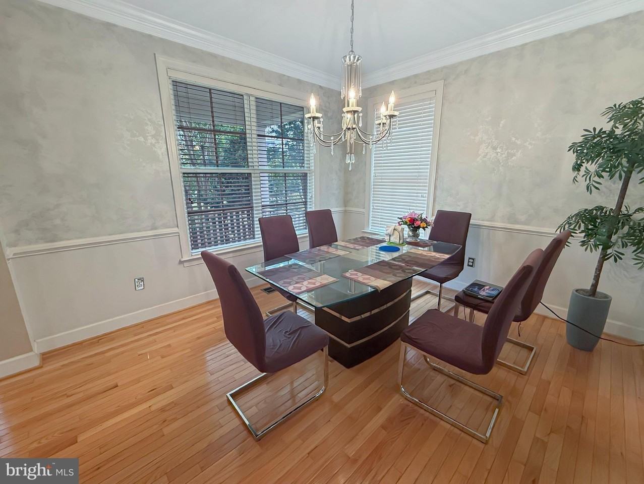 817 Royal Cres - Photo 3 of 28