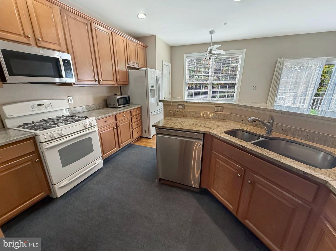 817 Royal Cres - Photo 5 of 28