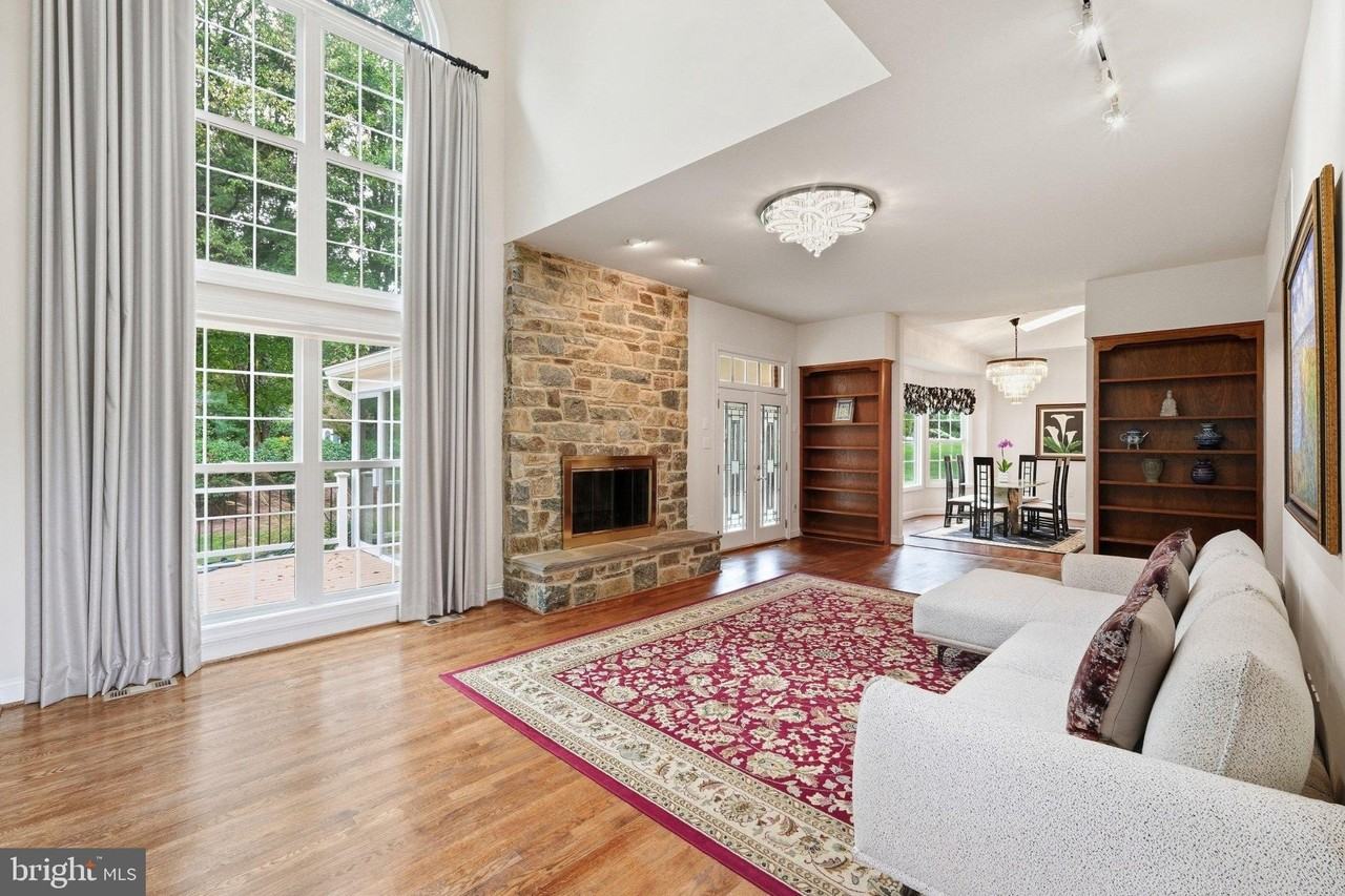 13010 Boswell Ct - Photo 2 of 33