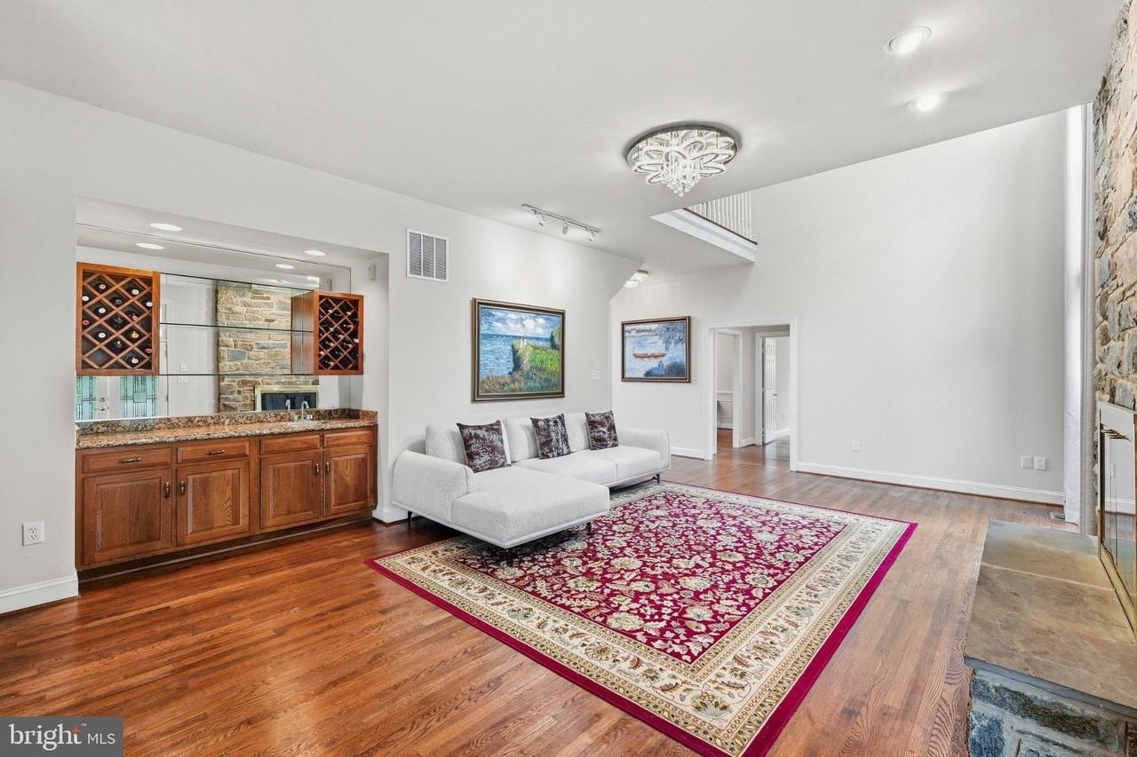 13010 Boswell Ct - Photo 4 of 33
