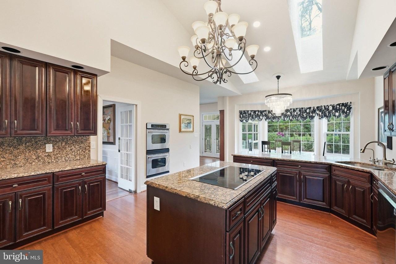 13010 Boswell Ct - Photo 5 of 33
