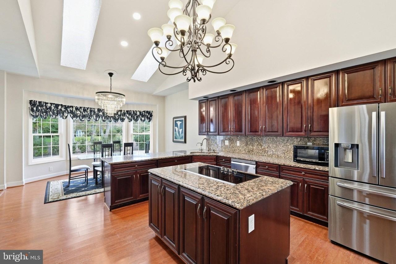 13010 Boswell Ct - Photo 6 of 33