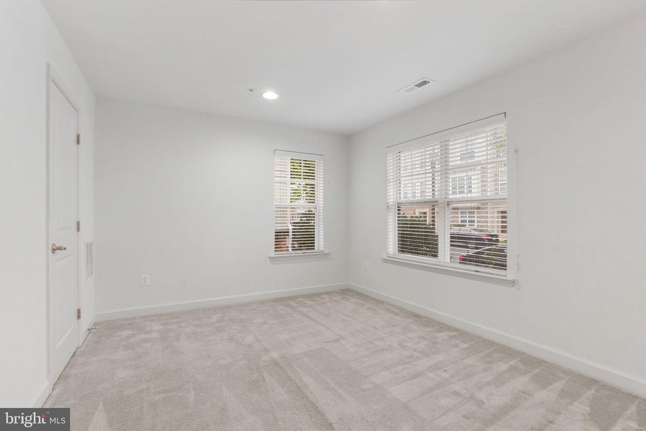 9811 Wood Glen Ter - Photo 4 of 44