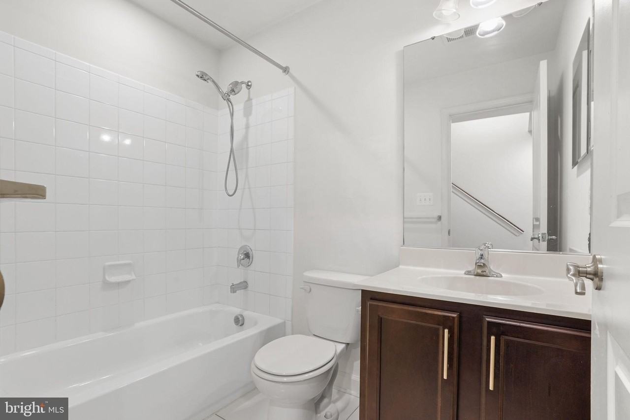 9811 Wood Glen Ter - Photo 6 of 44