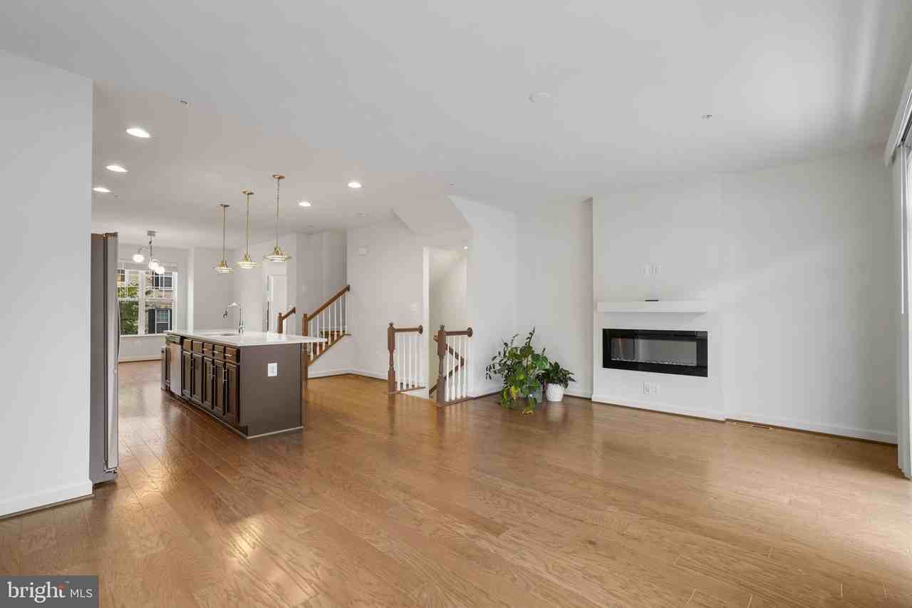 9811 Wood Glen Ter - Photo 7 of 44