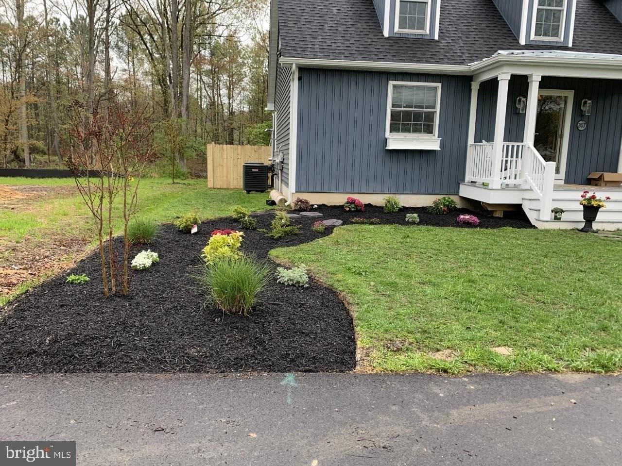 207 Brooks Ln - Photo 2 of 20