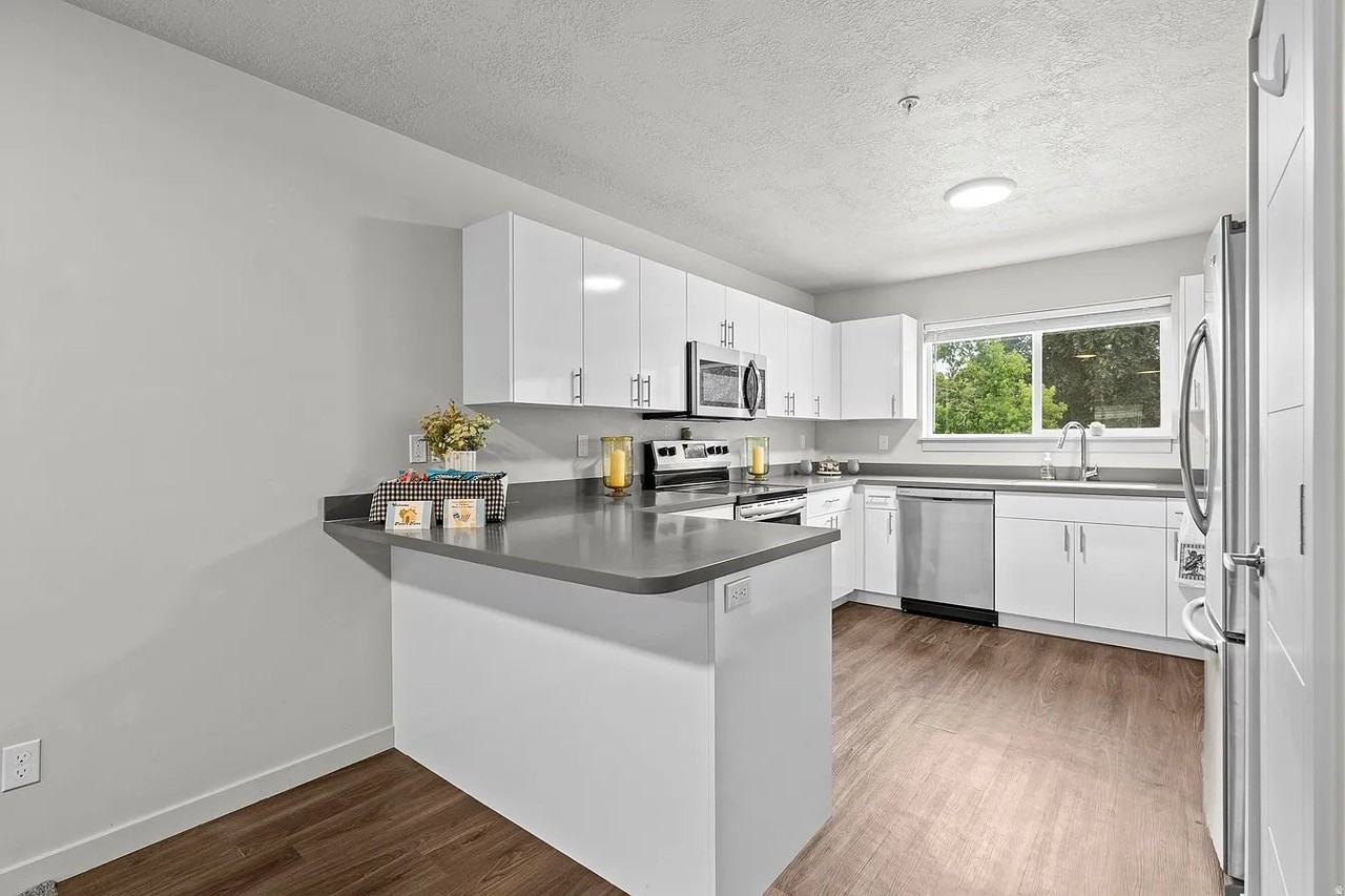 572 Southwest, #E103 - Photo 6 of 19