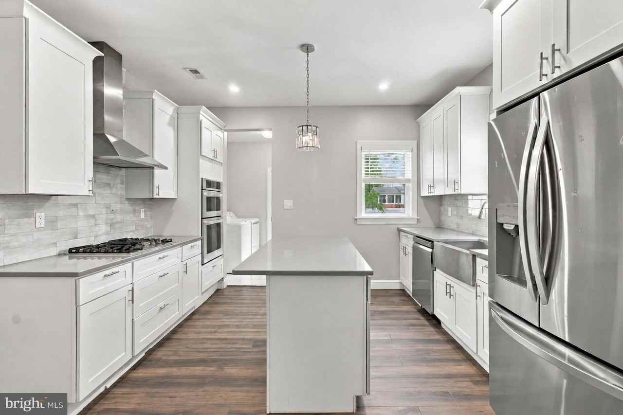 142 Snyder Pl - Photo 4 of 21