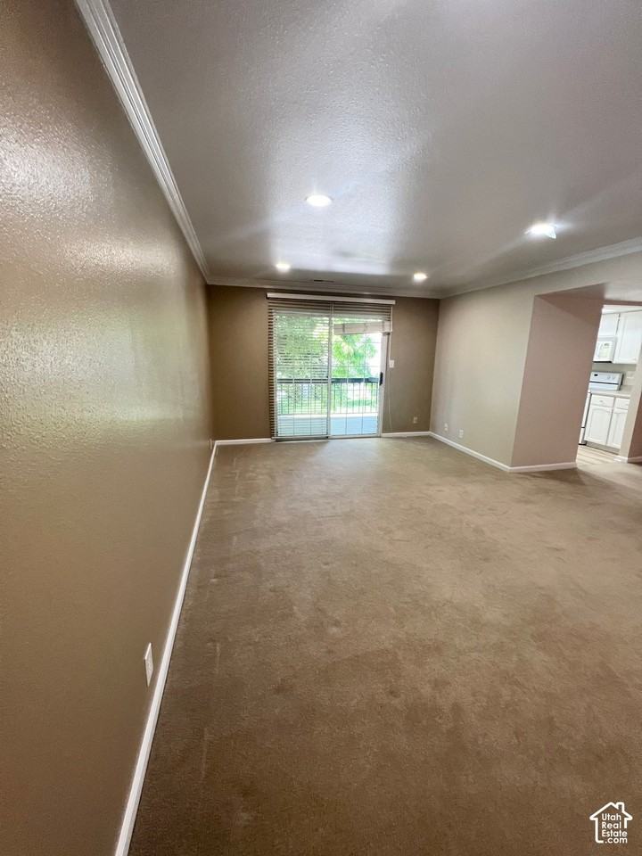 650 E St #B - Photo 3 of 20