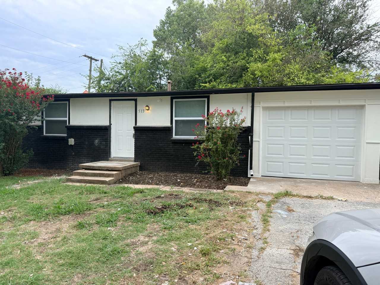 513 W Lansing St - Photo 2 of 10