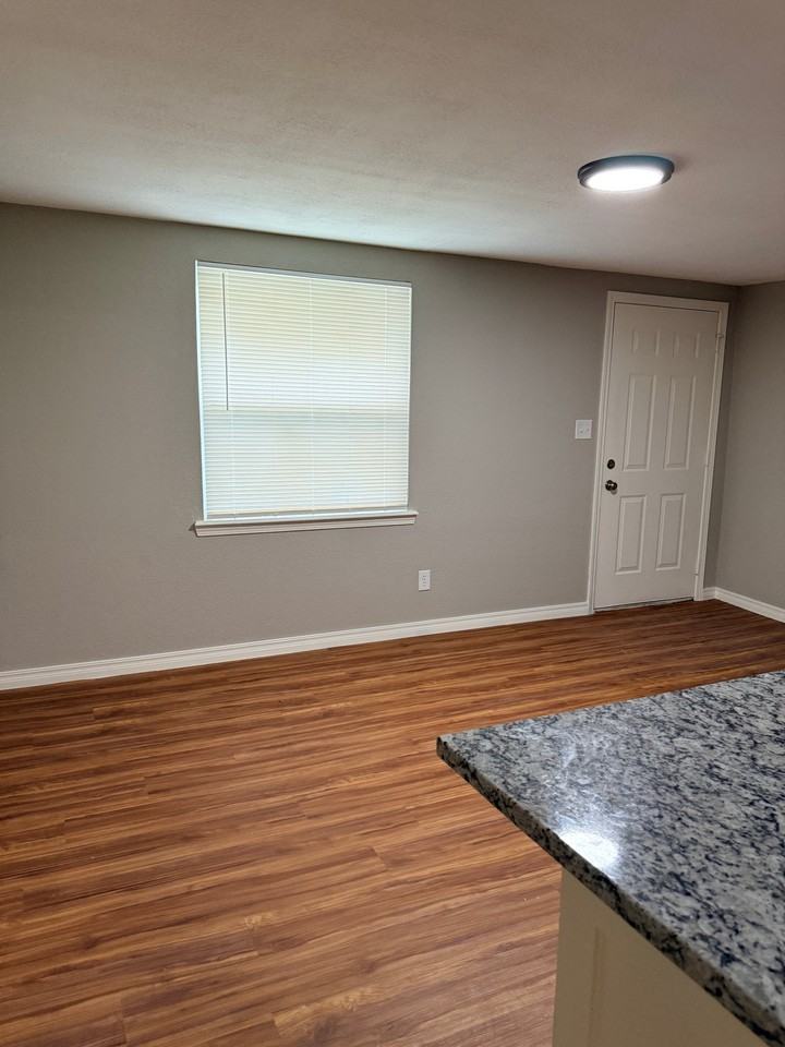 513 W Lansing St - Photo 3 of 10