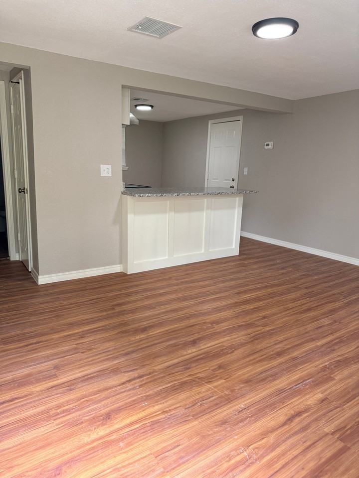 513 W Lansing St - Photo 6 of 10