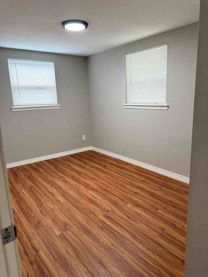 513 W Lansing St - Photo 7 of 10