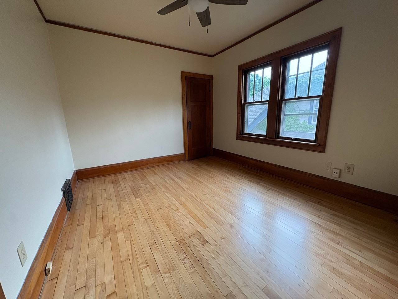 914 E Townsend St - Photo 7 of 13
