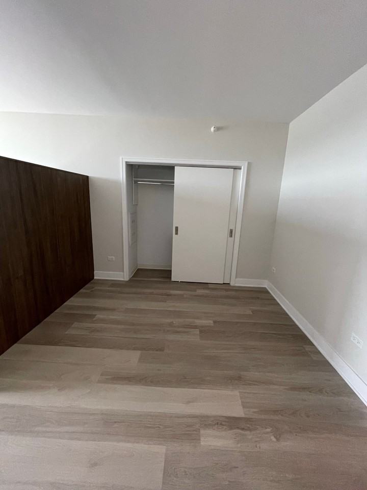 1085 W Van Buren St - Photo 4 of 7