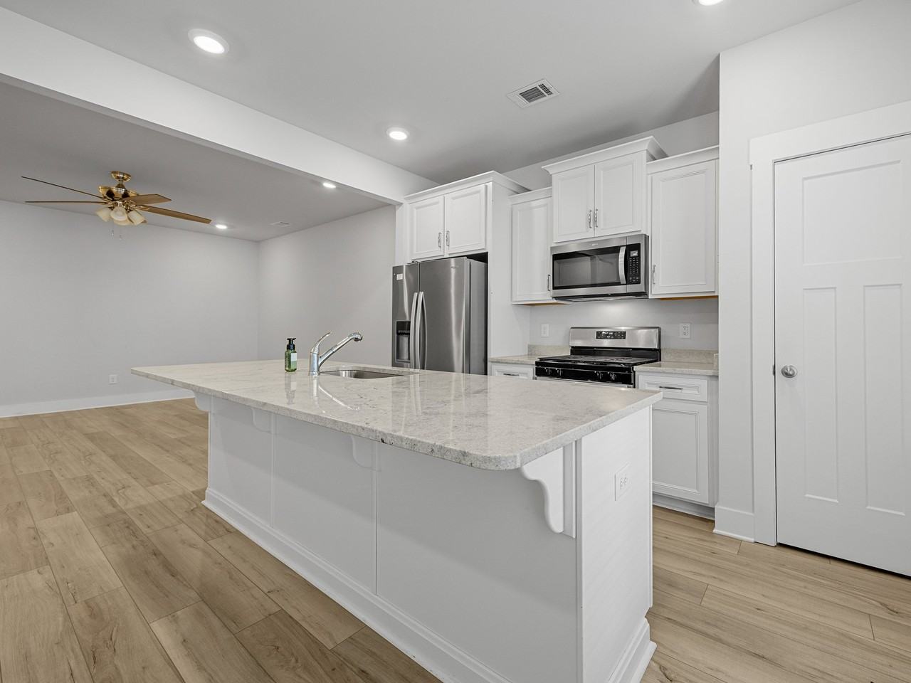1550 Rivermeade Dr - Photo 3 of 12