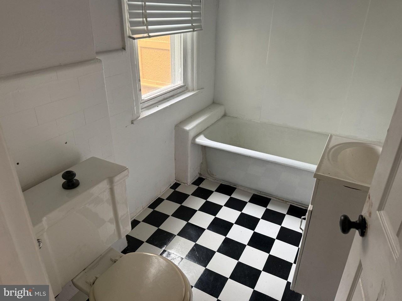 6445 N Broad St - Photo 4 of 7