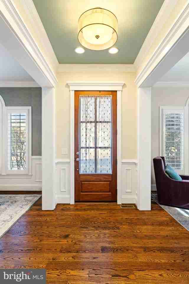1604 Colonial Ln - Photo 2 of 50